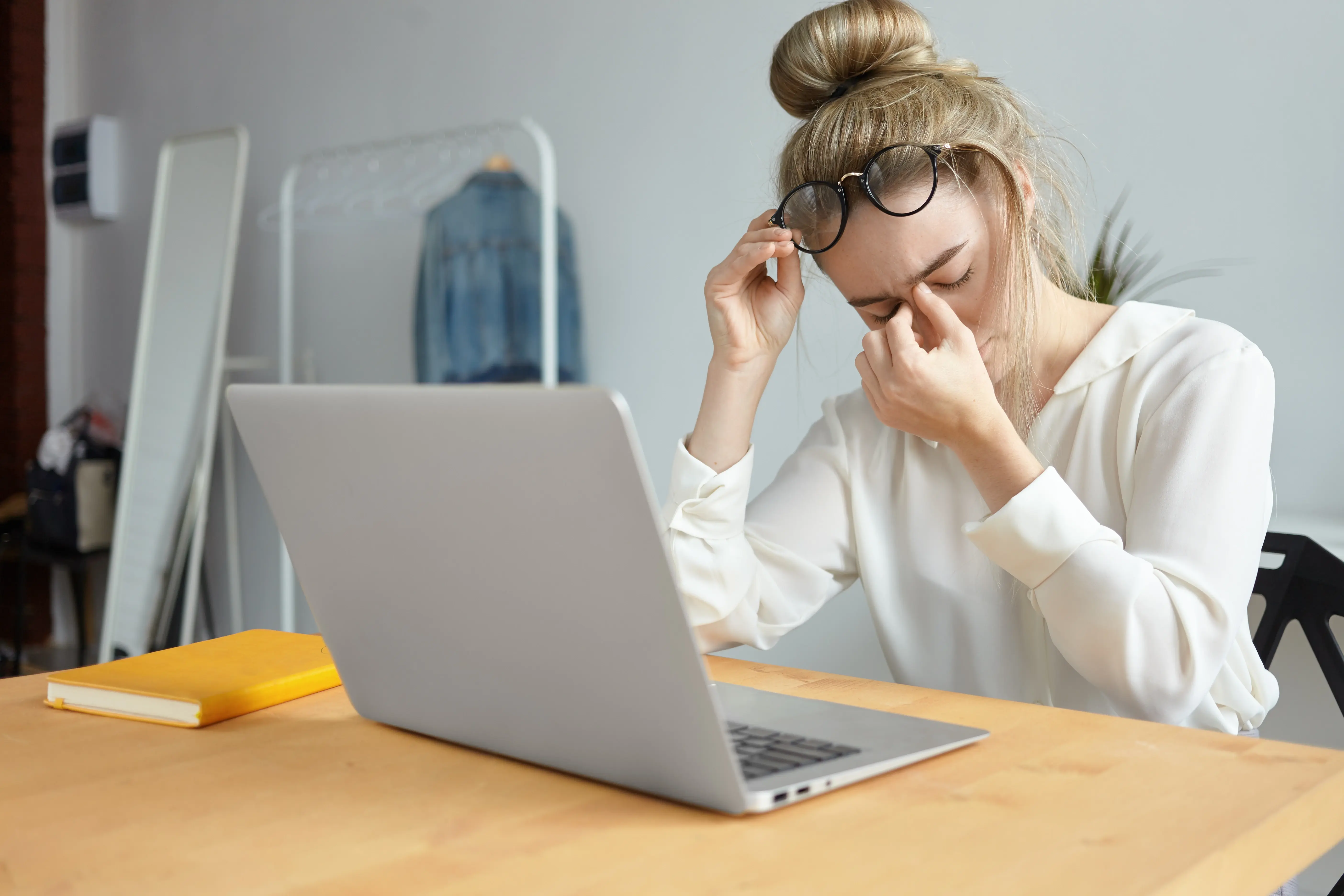 imagen sobre modern-technology-job-people-concept-portrait-tired-young-female-employee-with-hair-bun-taking-off-eyeglasses-massaging-her-nose-bridge-feeling-stressed-because-lot-work