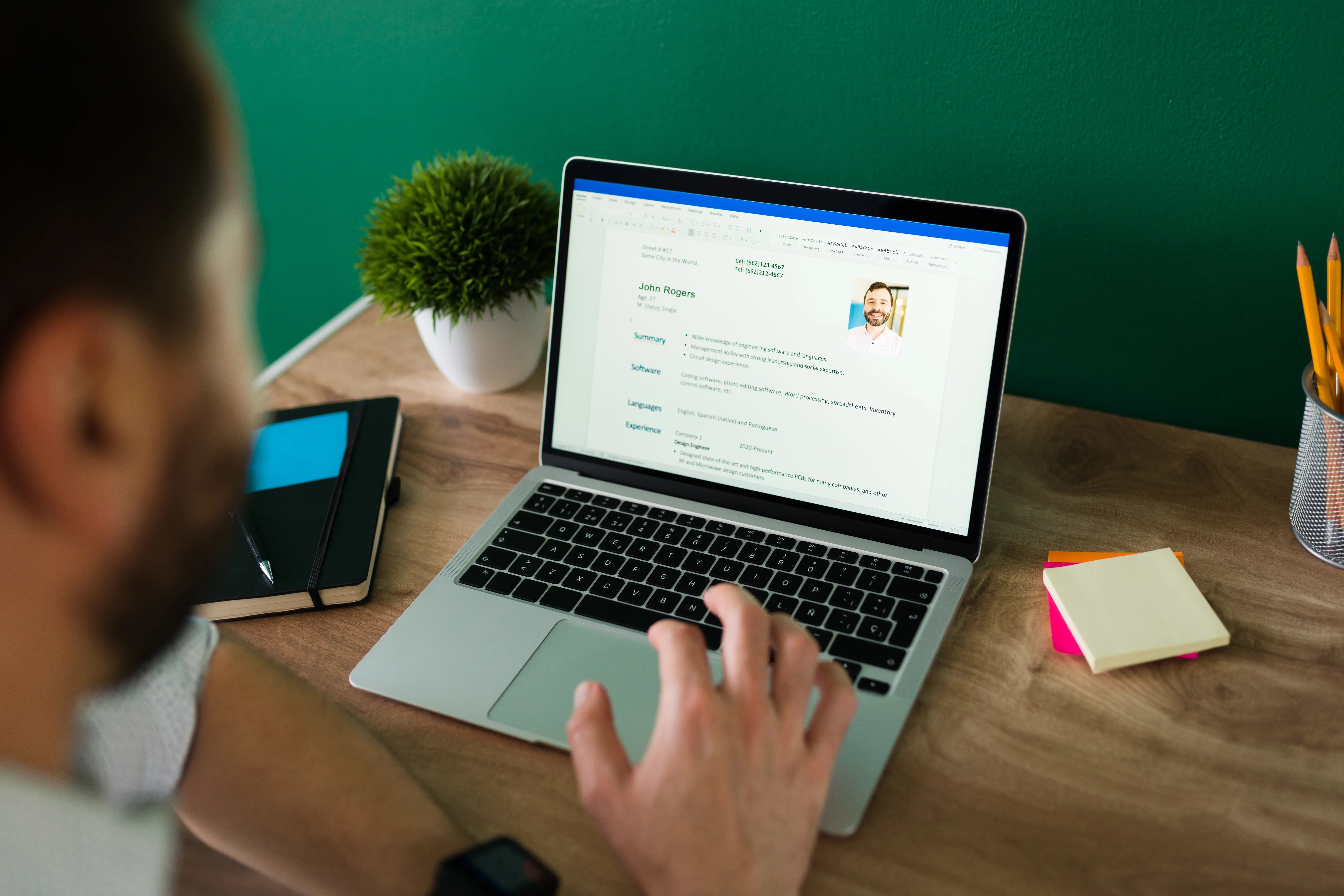 imagen sobre Casi el 20% de los usuarios de LinkedIn modifica sus empleos pasados para sumar IA y adaptarse al mercado laboral