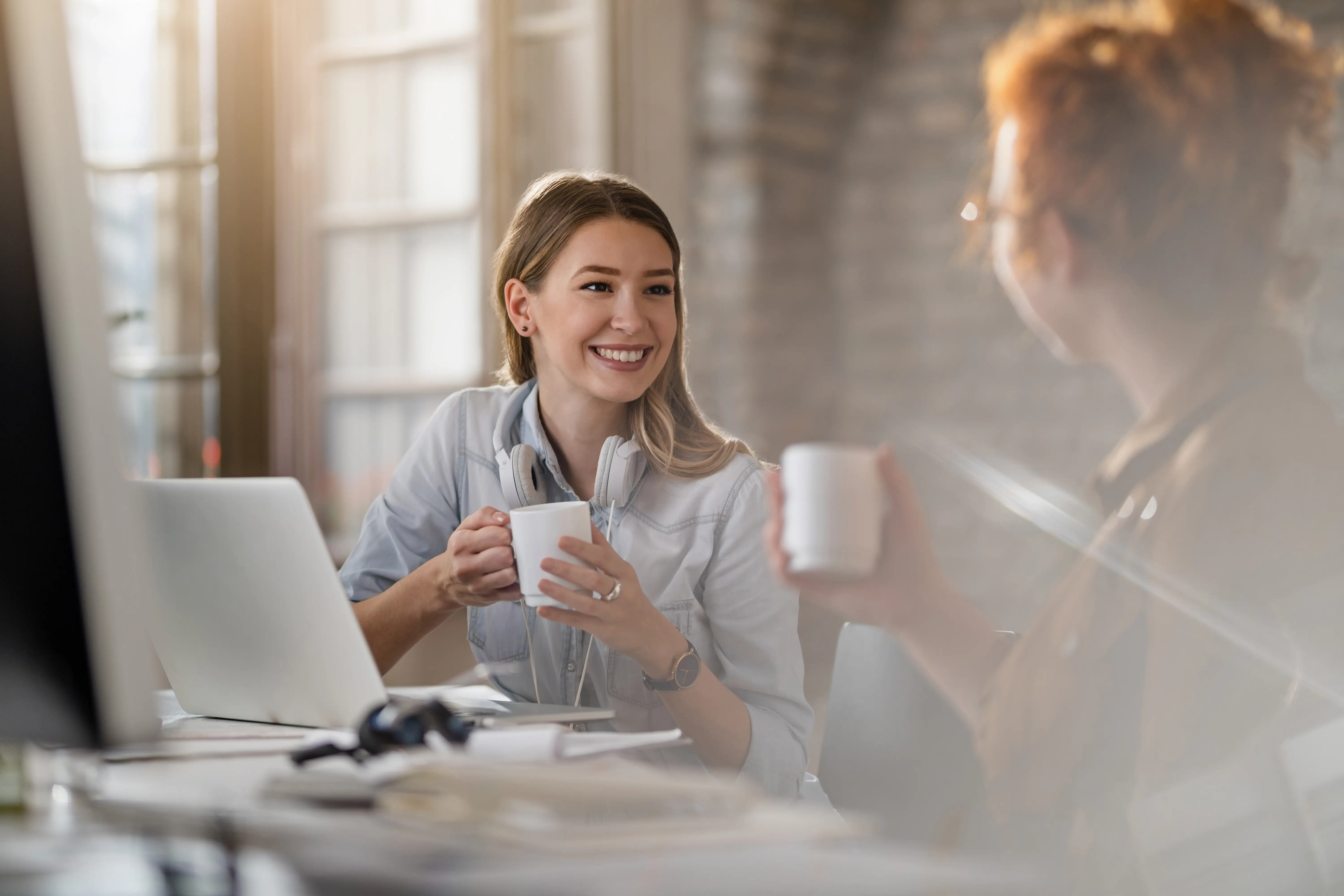 Coffee Badging: El arte de ir a la oficina, tomar un café y desaparecer