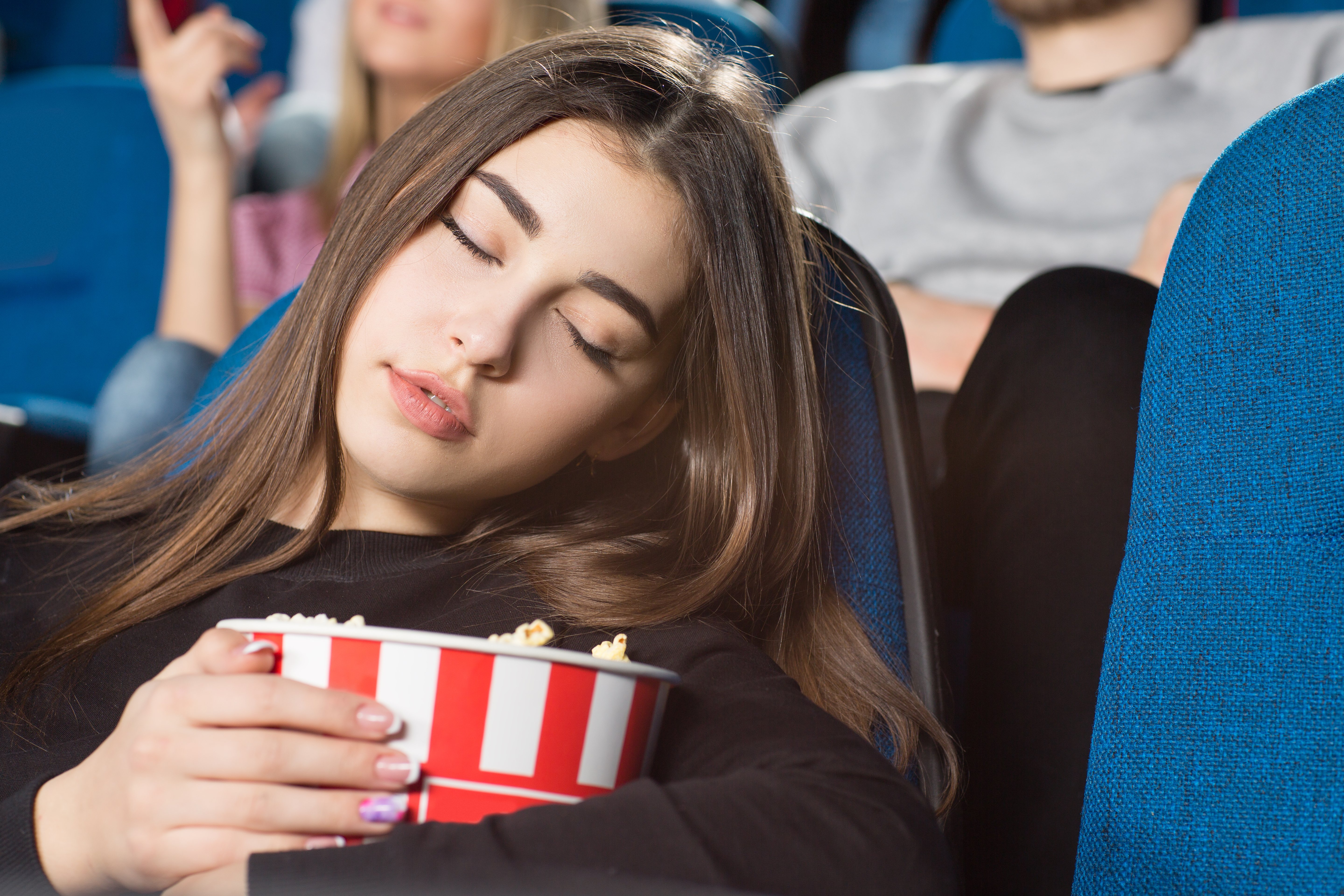 De los probadores de Zara a las salas de cine: la Generación Z rompe en llanto por el estrés laboral